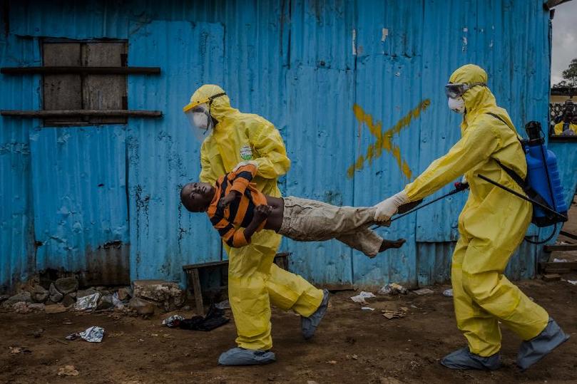 （新华网）（5）第十一届华赛非战争灾难重大新闻类单幅金奖——《埃博拉肆虐》 