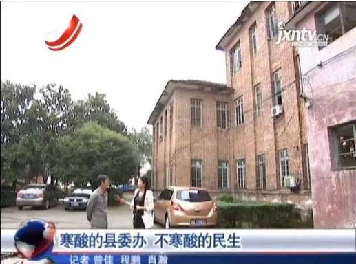 编者按 第二十五届中国新闻奖评选已于近日揭晓,来自全国报社、通讯社、电台、电视台和新闻网站的294件作品获得这一全国优秀新闻作品的年度最高奖。那么,获奖作品都有哪些特点?这篇综述为您一一梳理。 获奖作品践行马克思主义新闻观,坚持正确舆论导向,坚持新闻采编业务高标准,讲好中国故事,弘扬中国精神,传播中国声音,体现出新闻工作者勇于承担社会责任,汇聚社会正能量的职业品格。